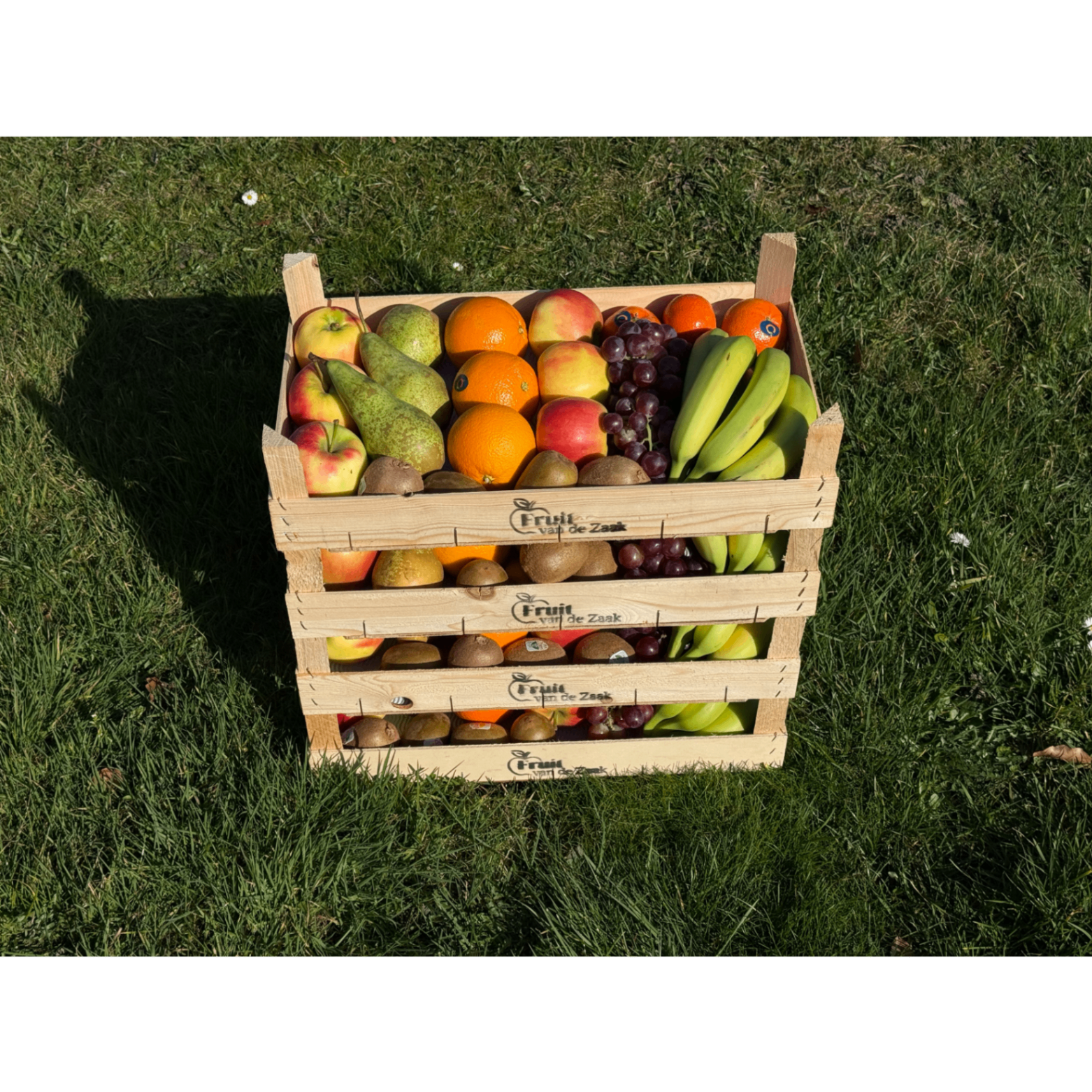 Gestapelde fruitkisten van Fruit van de Zaak